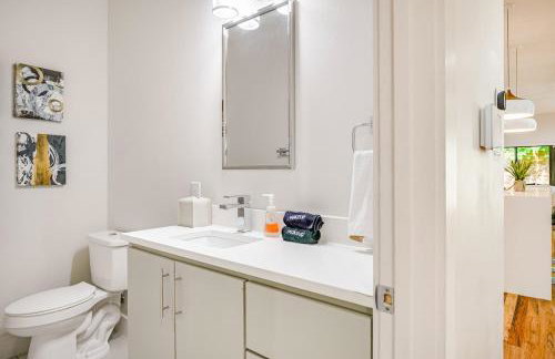 Uptown Modern with Private Patio & 1Gbps Wi-Fi - Foto 19