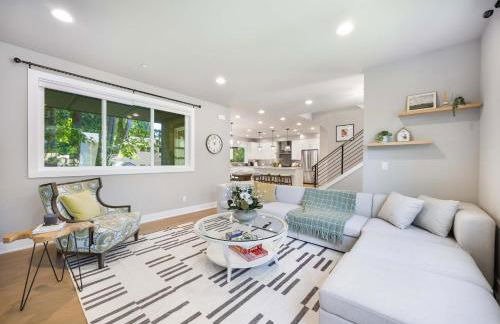 Modern Kirkland 4BR Family Oasis Kids Paradise - Photo 9