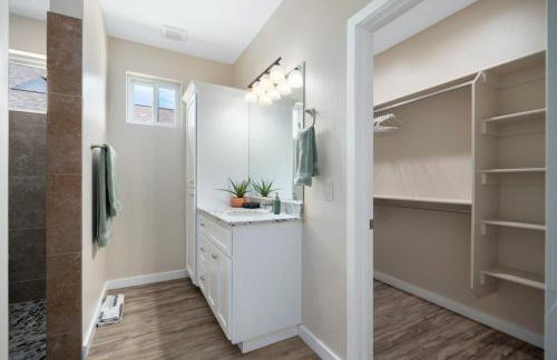 Stunning Views + Hot Tub + Location! 3 bed/3 bath - Foto 29