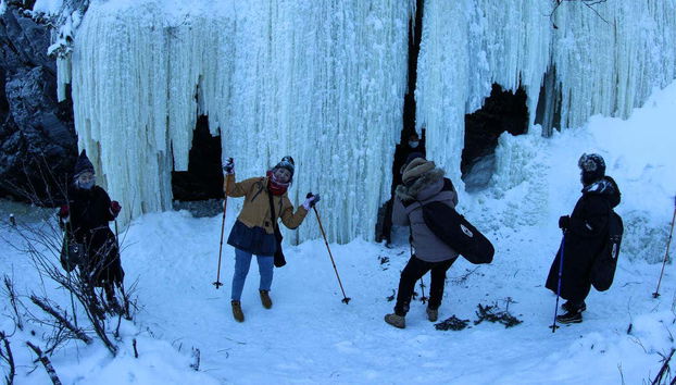 Passeando pelo Great Slave Lake com as raquetes de neve