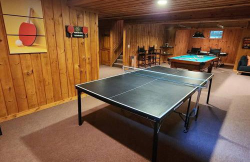 Lux estate! Hot tub, 8 acres, firepit, game room, private pond, EV, lots of privacy, 10 mins to town - Foto 33