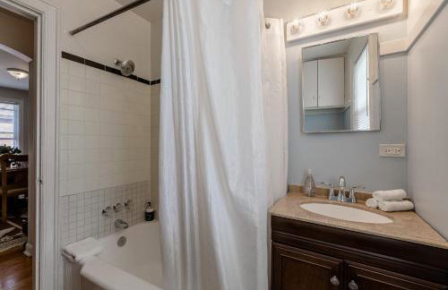 Enjoy Evanston! Slow Down After a Busy Day Sight Seeing - Walking Distance from Public Transportation apts - Foto 3