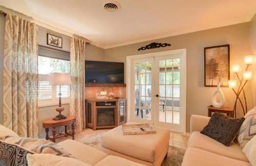 Riverfront Getaway with Hot Tub and Game Room! - Foto 3