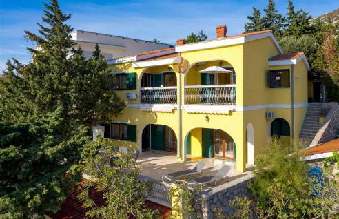 Beautiful Apartment In Lukovo Sugarje - Photo 12