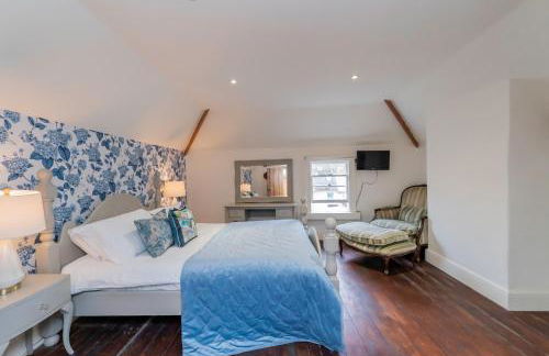 Heron Stays Bath- Historic Pub Retreat, Original Beams, Parking, Sleeps 9, 3 Miles to Bath Central - Photo 35