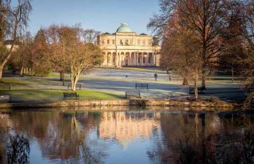 Elliot Oliver - Stylish 2 Bedroom Town Centre Apartment - Photo 38