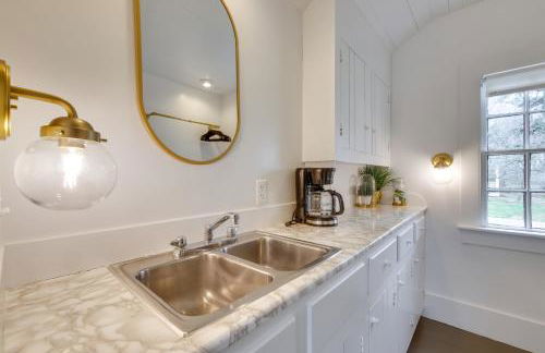 Quaint Winesburg Cottage with Porch and Pond! - Foto 11