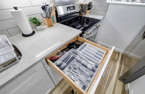 Arlington Entertainment District Home Green & White Door - Foto 71