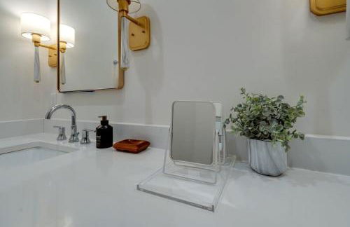 Luxury Townhouse with Rooftop Deck Less than 10 mins to Downtown - Foto 37