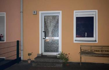 Gemütliches ganzes Apartment, selbst check in Küche Parkplatz Waschmaschine Kamin Terrasse Garten,eigene Dusche und WC - Foto 17