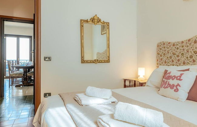 Charming 4-bed Apartment -lake Views & Balconies - Foto 6