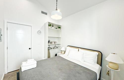 Sunny 1BR with Large Outdoor Lounge Space - SH4LAD - Foto 10