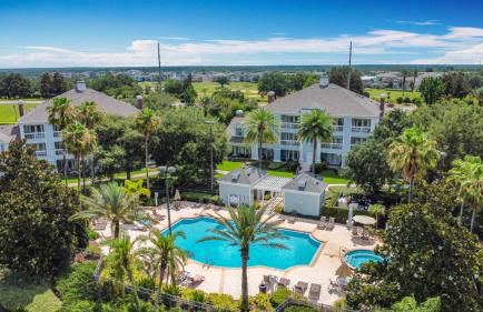 3-BR Condo with Dreamy Balcony Views, Walk to Pool - Foto 54