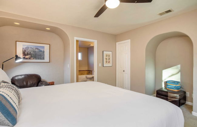 Blue Spruce by Avantstay Cozy Home w/ Dual Decks - Foto 11