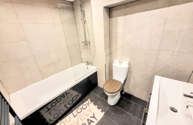 Large Modern House with Parking - Photo 70