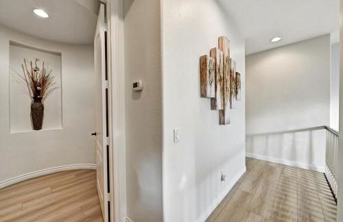 Spacious Luxury home in Gated Community with Resort Pool & Scenic Views - Photo 28