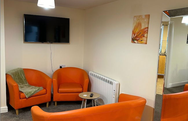 Orange Lilly in Stroud - Foto 16