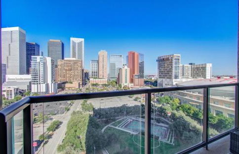 Downtown Luxury High-Rise with Panoramic Views - Foto 18