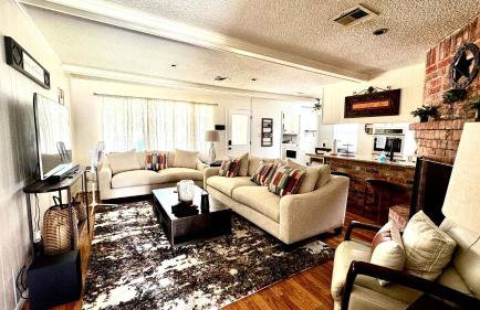 Stylish 4BR Retreat in Cypress - King Bed -Fireplace -Outdoor Patio - TVs in 4 Rooms - Foto 24