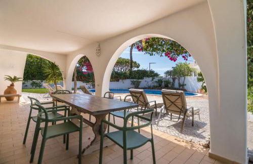 Traditional 3 bedroom villa with great pool in the heart of Vale do Lobo - Photo 7