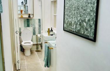 Amazing Large House, Lovely Newly Fitted Kitchen, Sleeps 8 , Nice Views and Garden, Plus a Beach Hut that is Located on Lyme Regis Beach - Photo 2