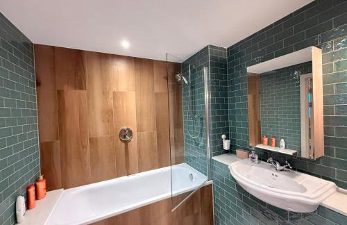 Luxury Private Room with Living Area Wembley Stadium View - Photo 37