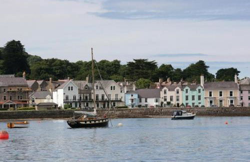 Sailors Return - Photo 36