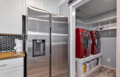 Retreat close to Lewisville Lake with pool, pet ok - Photo 18