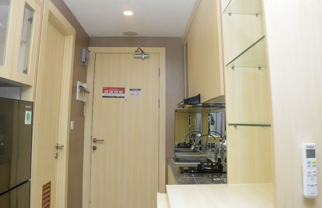 Comfort And Strategic Studio At The Nest Puri Apartment By Travelio - Foto 4