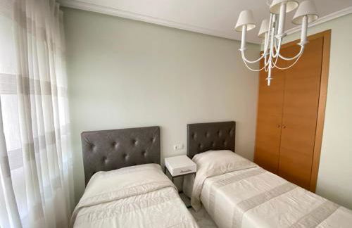 Elegant 2-Bedroom Apartment in Benidorm with Private Pool and Scenic Garden Views - Photo 7