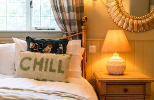 St James Cottage - Luxurious Dorset Escape in Idyllic Milton Abbas - Photo 14