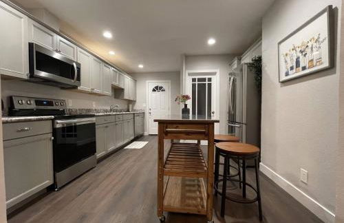 Airy Modern 2BR/2BA - Parking + Laundry + Sleep 6 - Foto 1