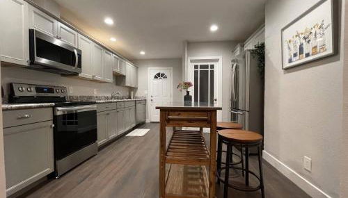 Airy Modern 2BR/2BA - Parking + Laundry + Sleep 6 - Foto 1