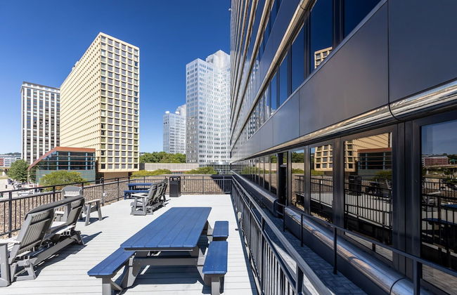 Sleek 2BR Downtown Retreat with Gym - Foto 40