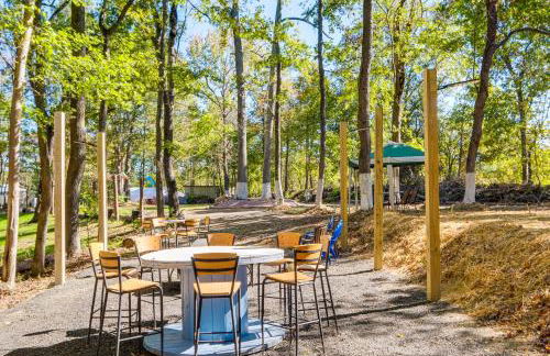 Walk to MIR Wooded Group Escape with Deck and Bar! - Foto 31