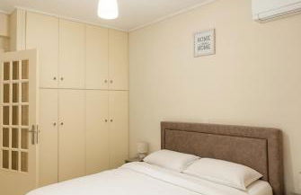 Mamour Apartments, Near Tram & 8' to Beach, Queen Bed Comfort - Foto 1