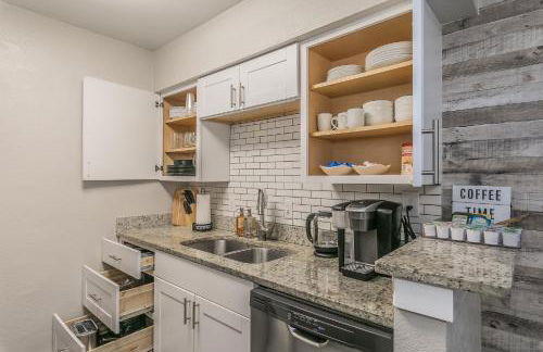 Cozy 2BR Farmhouse Apt - Sleeps 8 - FREE Parking! - Photo 12