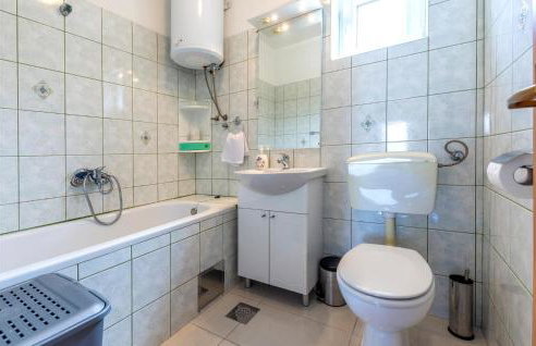 Three-Bedroom Holiday Home In Neoric - Photo 37