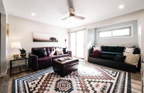 Quiet Creekside Walk to Downtown - Foto 1