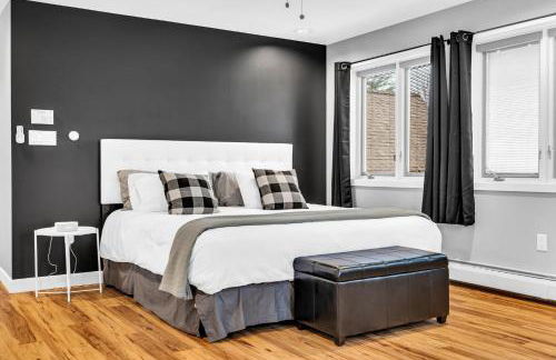 Maine Pondfront Home Sleeps 22 - Pool & Hot Tub - Photo 23