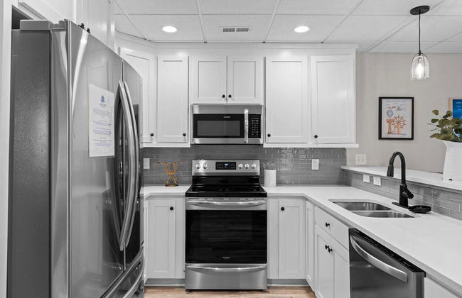 Winding Down by Avantstay Sleeps 20 + Dock, View - Photo 47