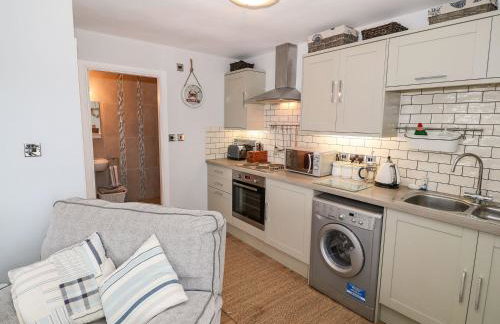 Ty Bach, 1 bedroom home with hot tub and views - Photo 13