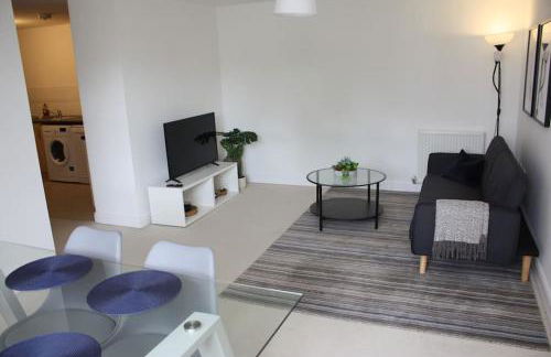 Spacious 2 Bed 2 Bath Apartment & Free Parking - LGW 10min drive - Foto 11