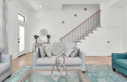 Tranquil Downtown Escape with Backyard - Photo 62