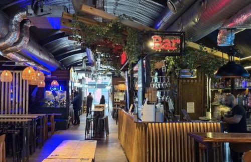 Vauxhall Central - Spacious 3-Bed Serviced Apartment- Balcony-Free Parking - Lift - Sleeps 7 - Photo 47