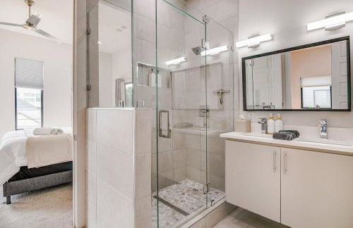 Uptown Modern with Private Patio & 1Gbps Wi-Fi - Foto 20