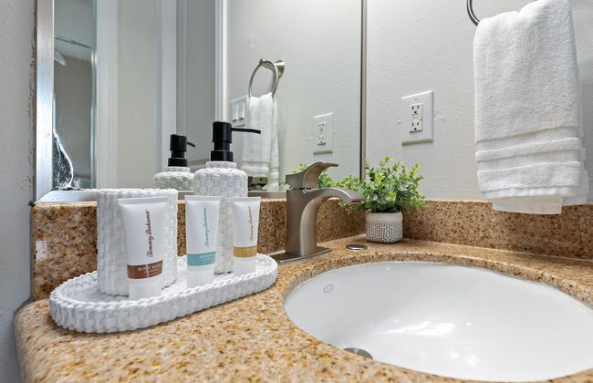 Modern Ground flr Condo 1/2 Block to Beach w Pool! - Foto 15