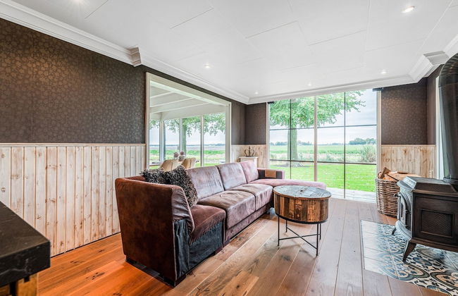 Fantastic Chalet Near Open Waterways, hot tub - Photo 16