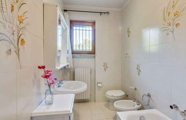 Villa in Torri del Benaco With Private Pool - Photo 16