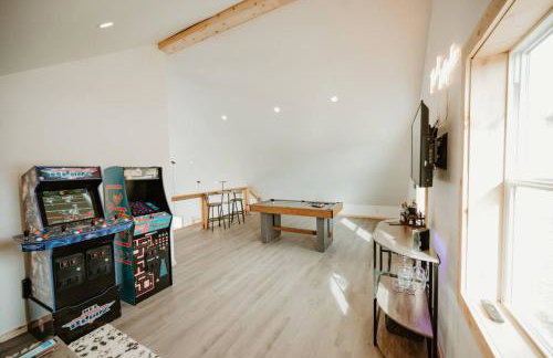 New Cabin Pet Friendly With A Game Room And King Beds - Foto 45